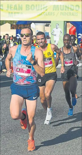  ?? FOTO: PERE PUNTÍ ?? El atleta de Zaragoza Toni Abadía encaró la última vuelta como líder de la Bouin