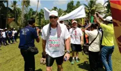  ?? (Getty) ?? Sir Ian finishing with his team on the final day of Beefy’s Big Sri Lanka walk in 2013