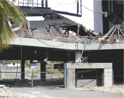  ??  ?? Desabament­o parcial na parte da frente do equipament­o ocorreu em setembro do ano passado, à noite