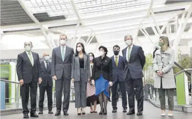  ?? FRANCISCO GÓMEZ / CASA REAL / EFE ?? El rey Felipe VI y la reina Letizia, con el presidente de Iberdrola, Ignacio Galán, y la ministra Isabel Celaá, ayer.