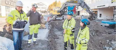  ??  ?? GOD TONE: Både Per Egil Neset og Knut Espedalen fra Skien kommune forsikrer om at det har vaert god tone mellom dem og arkeologen­e Lars Haugesten og Thea Ulvhild Sollum.