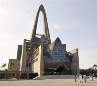  ?? LISTÍN DIARIO ?? Religión. Los feligreses llegaron a la basílica La Altagracia desde la víspera para conmemorar el Día de la Protectora del pueblo dominicano.