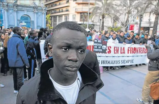  ?? MARINA SÁNCHEZ ?? “Podía haber sido yo”.
Mamadou Simakha, que llegó a Ceuta en una zodiac hace cinco meses, homenajeó esta semana a los inmigrante­s muertos el 6 de febrero: aguarda su futuro en el centro de estancia temporal junto a 570 compañeros