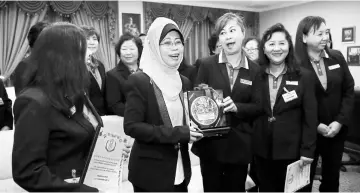  ??  ?? Fatimah (second left) and Tay (third right) share a light moment during the memento photo-call at the minister’s office in Kuching.