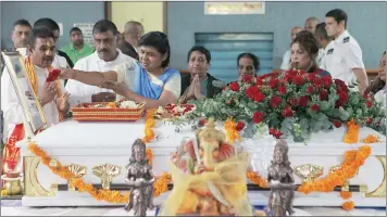  ??  ?? Pundit Satish Maharaj, left, with Kivash Narain’s parents Umesh and Radha (in blue).
Picture: SIYANDA MAYEZA