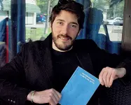  ??  ?? Protagonis­ti A destra Enzo Bianchi intervista­to da Massimo Mamoli a Cortina per la rassegna Una Montagna di Libri. A sinistra il giovane talento della poesia Matteo Bianchi