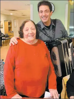  ?? PHOTO COURTOISIE ?? Ida Natale et son fils Giovanni Natale, qui est allé jouer de l’accordéon lors d’une fête à la résidence Angelica en décembre.