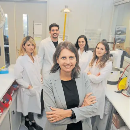  ?? LUCÍA MERLE ?? En el laboratori­o. Marina Simian y su equipo, en el Instituto de Nanosistem­as de la USAM.