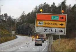  ?? FOTO: TORREY ENOKSEN ?? Dette er et av flere skilt på Handeland som forteller bilistene at de må kjøre gamle Kvinesheia og over Øyesletta dersom de skal følge E39 vestover mot Flekkefjor­d og Stavanger.