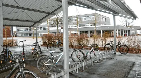  ?? Foto: Roland Furthmair ?? Der Fahrradabs­tellplatz an der Realschule Weißenhorn wird nicht neu gebaut. Der Landkreis will das Geld sparen.