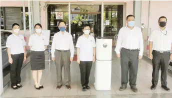  ?? ?? Temenggong Lau (third le ), Benny (second right) and others during the handing over of the Hunter Air Purifier to Ivy (fourth le ).