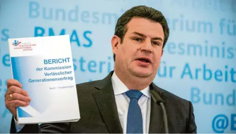  ?? Foto: Michael Kappeler, dpa ?? Der Bericht der Rentenkomm­ission liegt vor. Jetzt geht es darum, was Sozialmini­ster Hubertus Heil (SPD) daraus macht.