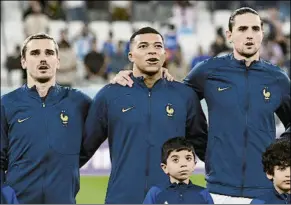  ?? FOTO: EFE ?? Griezmann, Mbappé y Rabiot, cantando La Marsellesa, himno de Francia, el domingo