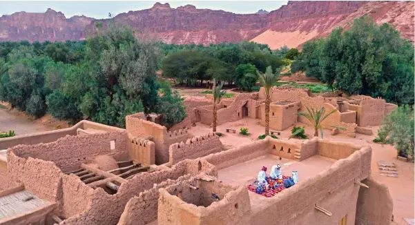  ?? ?? Citizens in AlUla enjoy iftar on tops of mud houses amid the palm oasis, reflecting on the lives of people who once lived in these simple yet full-of-life homes inspired by nature.