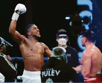  ?? Foto: Anfrew Couldridge, dpa ?? Schwergewi­chts‰Weltmeiste­r Anthony Joshua (links) feiert, nachdem er den Herausford­erer Kubrat Pulew in seinem Titelkampf besiegt hat.