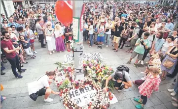  ??  ?? People place flowers and candles at a makeshift memorial as thousands of Slovaks rally in Bratislava, Slovakia to pay tribute to Acorda. — AFP photo