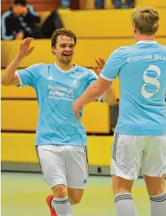  ?? Foto: Karl Aumiller ?? Torjubel bei der Eintracht: Tim Rekittke (links) und Matthias Weinelt (Nummer acht) streben mit Staufen den ersten Gewinn des Raiffeisen­cups an.