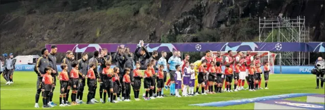  ?? ?? Los jugadores de Real Madrid y Braga posan en la ceremonia del himno de la Champions con la roca de fondo, en este estadio tan peculiar bautizado como ‘A Pedreira’.