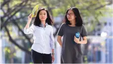  ?? RIANA SETIAWAN/JAWA POS ?? BIKIN GERAH: Monica (kiri) dan Ancilla di Jalan Yono Suwoyo saat matahari terik kemarin.