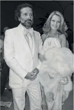  ??  ?? Lors du Festival de Cannes de 1979, il pose avec sa compagne, Mimi Coutelier. L’année suivante, il s’exilera à Los Angeles.