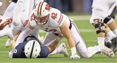  ?? MIKE DE SISTI / MILWAUKEE JOURNAL SENTINEL ?? Badgers linebacker T.J. Watt has a way of finding the quarterbac­k, in this case Penn State’s Trace McSorley in December.