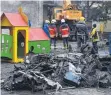  ?? FOTO: SERGEI SUPINSKY/AFP ?? Aufräumarb­eiten in Browary nach dem Helikopter-Unglück in der Nähe eines Kindergart­ens.