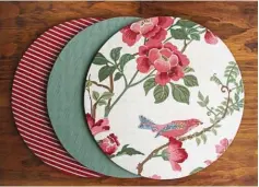  ??  ?? Perfectos para combinar con cualquier mesa, platos de sitio estampados y lisos, en colores diversos (Melissa Domit).