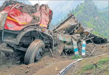 ?? PTI ?? cles buried under the debris after a landslide on the Reckong Peo-shimla Highway in Kinnaur district on Wednesday.