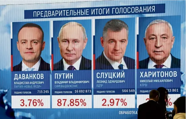  ?? ?? RESULTS: A giant electronic screen displays preliminar­y voting returns in the Russian presidenti­al elections, being held over three days.