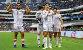  ??  ?? Cisneros y compañía festejan el gol que le dio el triunfo al Rebaño en el Azteca.