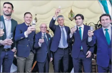  ??  ?? BRINDIS. El Betis celebró su gran momento con una comida oficial en la Feria de Sevilla.