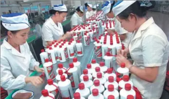 ?? PROVIDED TO CHINA DAILY ?? Employees package bottled Moutai liquor at Kweichow Moutai Co Ltd in Maotai town, Guizhou province.