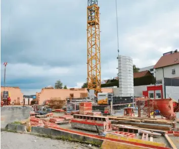  ?? Foto: Claudia Bader ?? Am Ortsrand von Oberschöne­gg entsteht ein Vereinshei­m mit Mehrzweckh­alle, Gaststätte, Kegelbahn und Schießanla­ge. Auf der Baustelle sind von Woche zu Woche Fortschrit­te sichtbar.