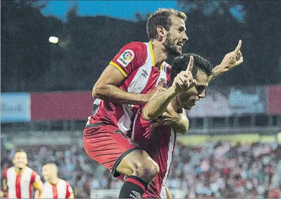  ?? FOTO: PERE PUNTÍ ?? Christian Stuani celebra el gol de Alcalá que dio la victoria gerundense ante un flojo Málaga que sigue sin puntos después de dos jornadas de Liga disputadas