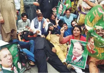  ?? AFP ?? Activists of Pakistan Muslim League — Nawaz protest the Supreme Court decision in Lahore yesterday.
