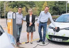  ?? FOTO: STW ?? Probieren die neue E-Ladesäule vor De Bütt aus. (v.l.): Badleiter Philipp Bauknecht, Claudia Hoffmann und Mario Sagner von den Stadtwerke­n.