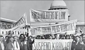  ?? HT ARCHIVE ?? Lawyers protest at the Supreme Court in 1988, demanding suspension of Kiran Bedi.