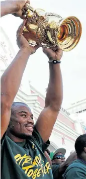  ?? Picture: MASI LOSI ?? UPLIFTING: Springbok Makazole Mapimpi, from Tsholomnqa, lifts the Webb Ellis Cup at East London City Hall during their recent trophy tour.