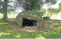  ?? FOTO: MINDERJAHN ?? Die Menhire von Wéris gehören zu den geheimnisv­ollen Zeugnissen einer längst versunkene­n Epoche.