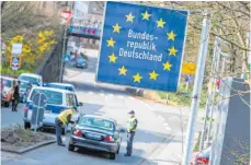  ?? FOTO: OLIVER DIETZE/DPA ?? Wer von einem Auslandsau­fenthalt nach Deutschlan­d zurückkehr­t, muss seit März in Quarantäne.