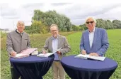  ?? RP-FOTO: FISCHER ?? Alfred Nimphius (v.l.) von der Kreisjäger­schaft, Landrat Ansgar Müller und Friedhelm Decker (Stiftung Rheinische Kulturland­schaft) besiegeln den Kooperatio­nsvertrag.