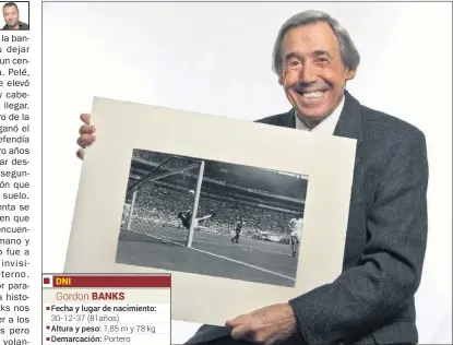  ??  ?? MITO. Banks posa con una foto de su famosa parada a Pelé.