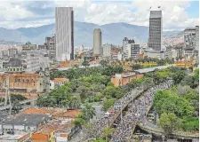  ??  ?? Gran cantidad de personas marchan en Medellín en contra de las políticas del mandatario colombiano. AFP