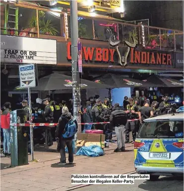  ??  ?? Polizisten kontrollie­ren auf der Reeperbahn Besucher der illegalen Keller-Party.