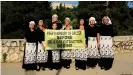  ??  ?? Protest in Vor-Corona-Zeiten: Die Frauen von "Vrisoules" sorgen sich damals wie heute um Griechenla­nds Ökosysteme