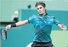  ??  ?? Roger Federer le devuelve la pelota a Juan Martín del Potro durante el partido que ambos disputaron ayer en Miami.