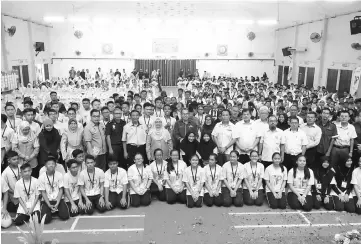  ??  ?? Ahmad Lai (standing front eighth left) with IP Summer Camp 2017 participan­ts and guests.