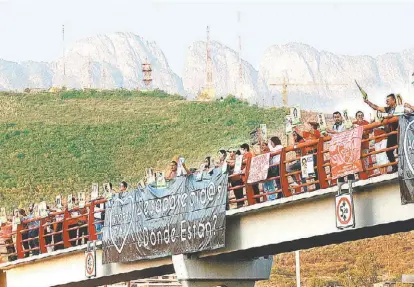  ?? LEONEL ROCHA ?? Las agrupacion­es Amores y Cadhac se manifestar­on por el Día de las Víctimas de Desaparici­ón Forzada.