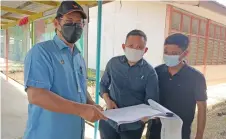  ?? ?? Dr Abdul Rahman (left) checks the plans for SMK Limbang PTE project.