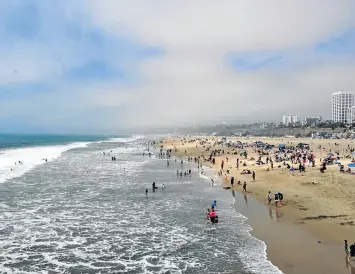  ?? GOODENOUGH MASHEGO ?? ACTION REPLAY: Some Pacific Ocean fun on Santa Monica Beach